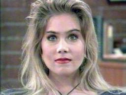  Kelly Bundy 